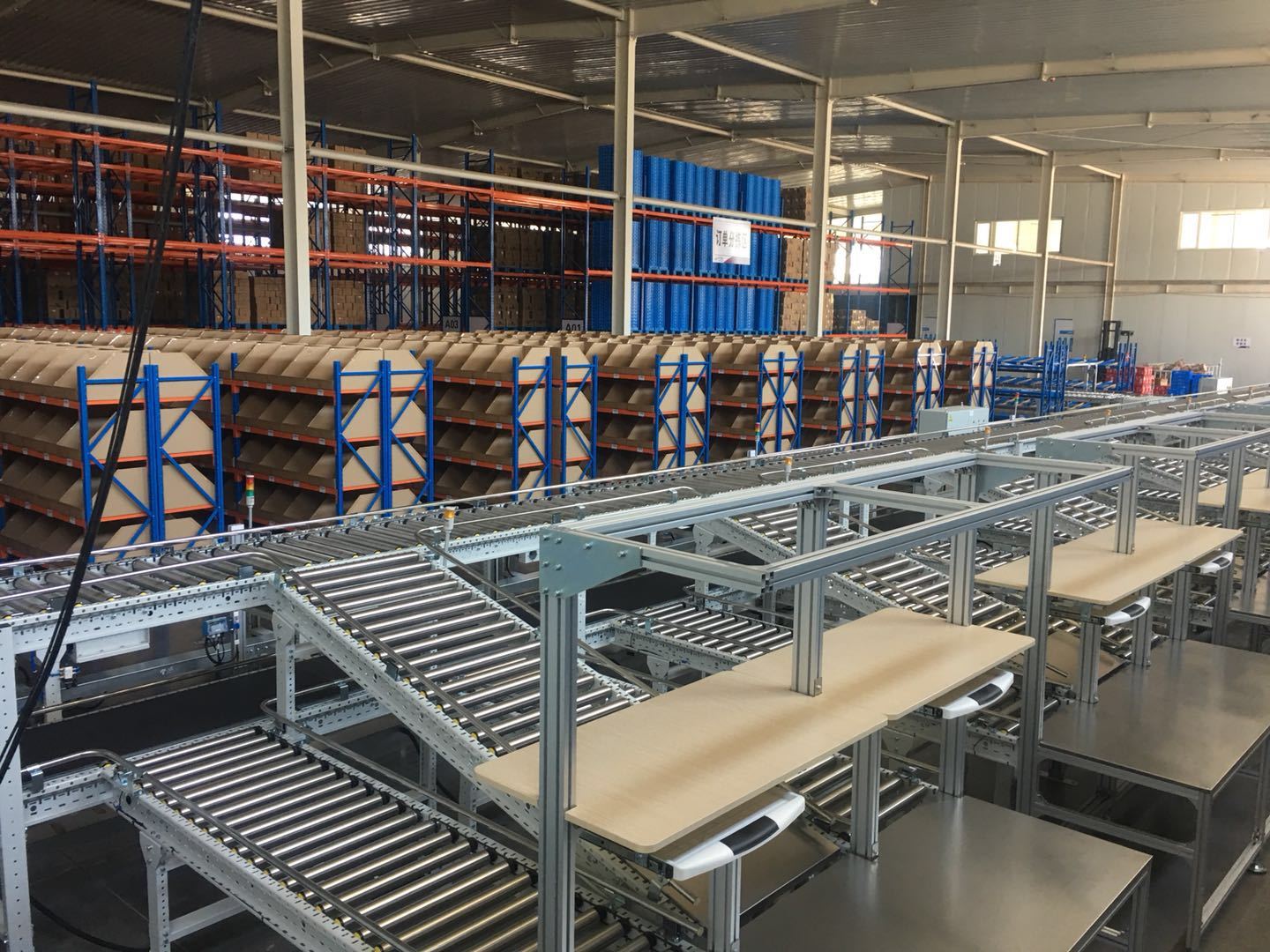 久威货架 钢结构货架在电商仓库中的最合理布局方式